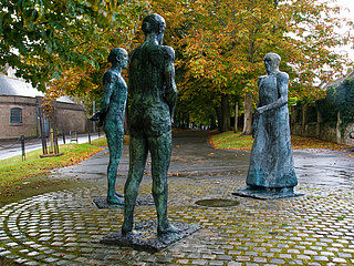 3 statues outside the museum